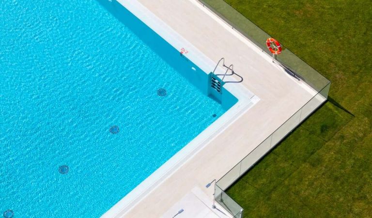 Cooperativa viviendas VPPL con piscina comunitaria en Pozuelo de Alarcón