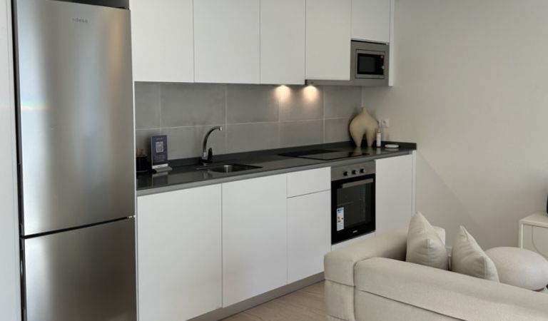 Cocina open concept en piso piloto de Islas Medas