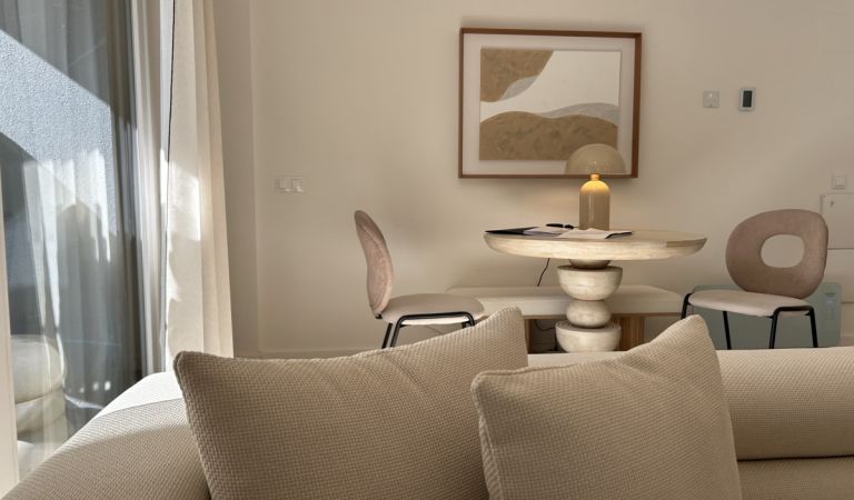 Sofá con mesa comedor del piso piloto de Islas Medas