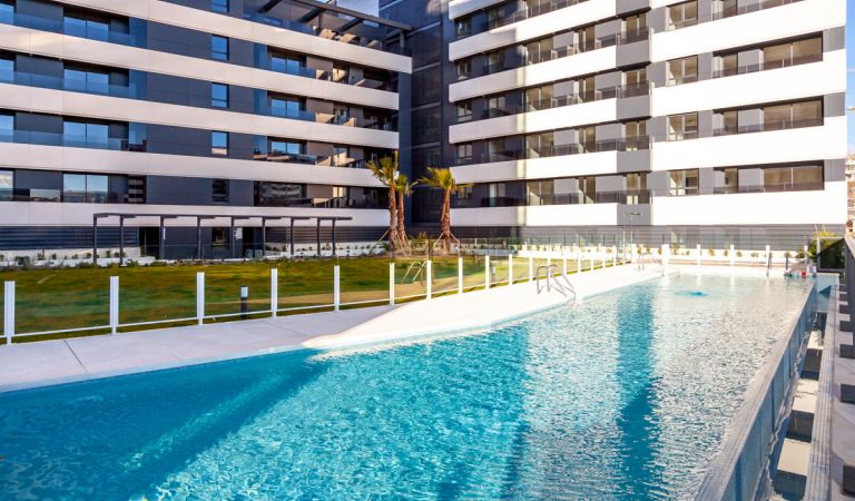 Promoción de viviendas con piscina comunitaria en Madrid Río
