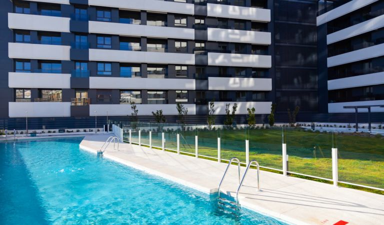Piscina comunitaria pisos nuevos en Madrid Río